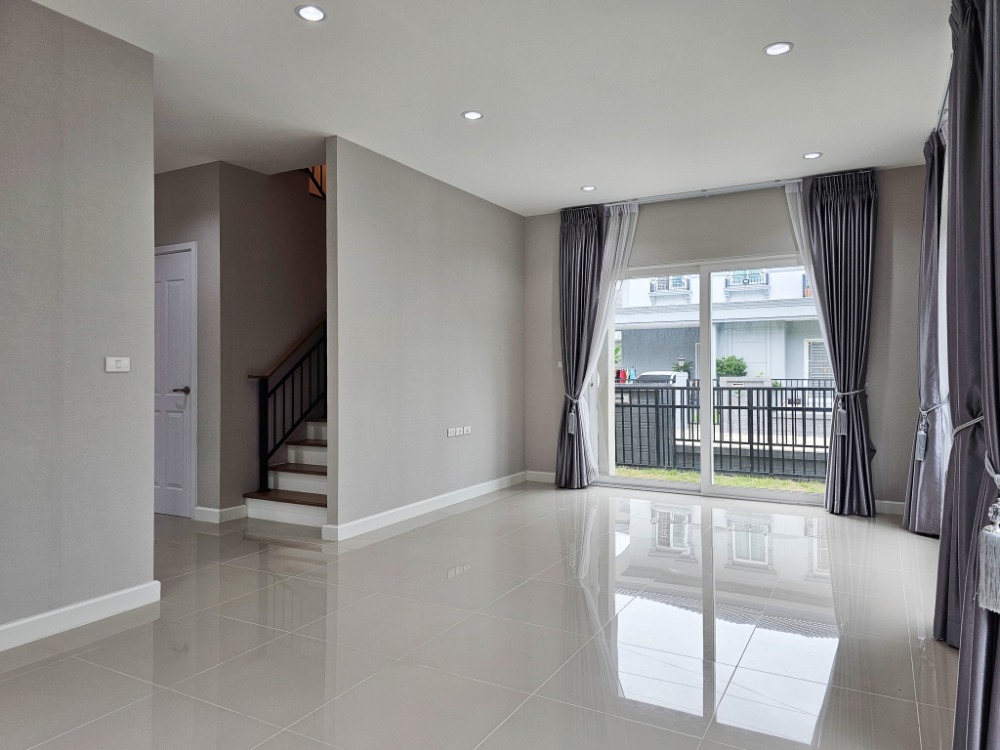 ขายบ้านปทุมธานี รังสิต ธรรมศาสตร์ : ลดราคาพิเศษ! บ้านเดี่ยว 2 ชั้น 3 นอน สภาพใหม่ไม่เคยเข้าอยู่ Grandio วิภาวดี-รังสิต ใกล้ฟิวเจอร์ฯ พร้อมอยู่ ฟรีเฟอร์นิเจอร์บางส่วน