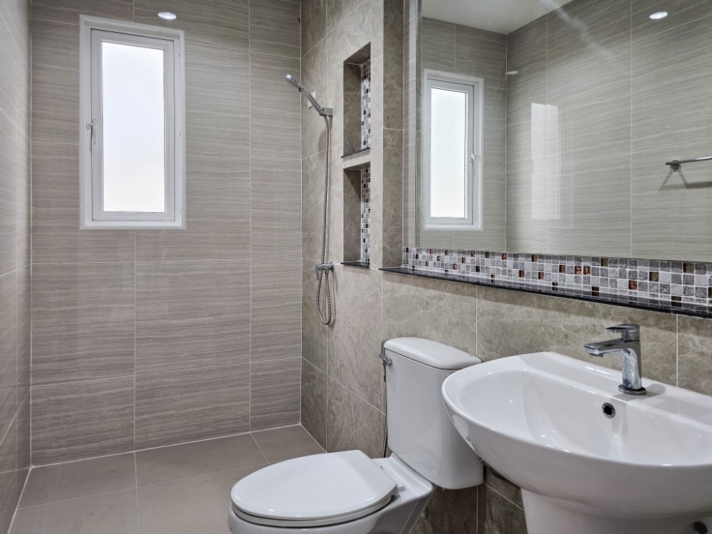 ขายบ้านปทุมธานี รังสิต ธรรมศาสตร์ : ลดราคาพิเศษ! บ้านเดี่ยว 2 ชั้น 3 นอน สภาพใหม่ไม่เคยเข้าอยู่ Grandio วิภาวดี-รังสิต ใกล้ฟิวเจอร์ฯ พร้อมอยู่ ฟรีเฟอร์นิเจอร์บางส่วน