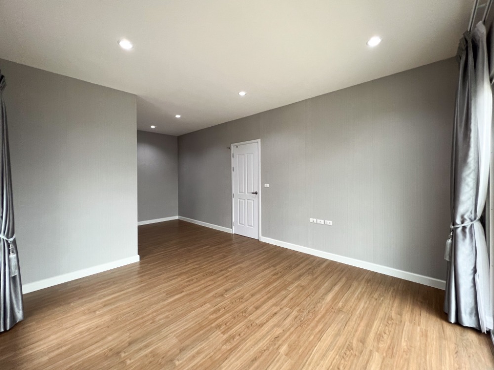 ขายบ้านปทุมธานี รังสิต ธรรมศาสตร์ : ลดราคาพิเศษ! บ้านเดี่ยว 2 ชั้น 3 นอน สภาพใหม่ไม่เคยเข้าอยู่ Grandio วิภาวดี-รังสิต ใกล้ฟิวเจอร์ฯ พร้อมอยู่ ฟรีเฟอร์นิเจอร์บางส่วน