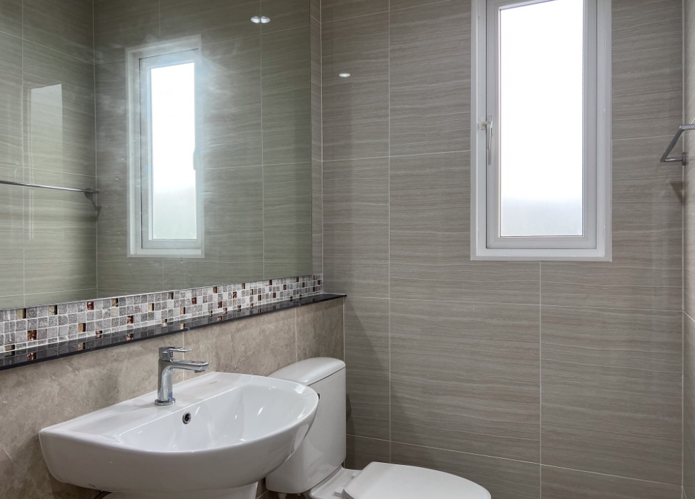 ขายบ้านปทุมธานี รังสิต ธรรมศาสตร์ : ลดราคาพิเศษ! บ้านเดี่ยว 2 ชั้น 3 นอน สภาพใหม่ไม่เคยเข้าอยู่ Grandio วิภาวดี-รังสิต ใกล้ฟิวเจอร์ฯ พร้อมอยู่ ฟรีเฟอร์นิเจอร์บางส่วน