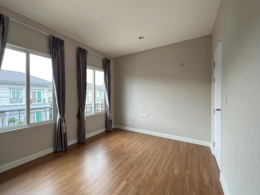 ขายบ้านปทุมธานี รังสิต ธรรมศาสตร์ : ลดราคาพิเศษ! บ้านเดี่ยว 2 ชั้น 3 นอน สภาพใหม่ไม่เคยเข้าอยู่ Grandio วิภาวดี-รังสิต ใกล้ฟิวเจอร์ฯ พร้อมอยู่ ฟรีเฟอร์นิเจอร์บางส่วน