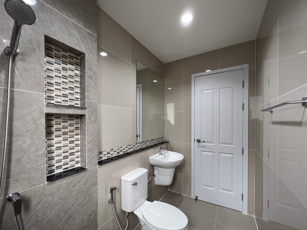 ขายบ้านปทุมธานี รังสิต ธรรมศาสตร์ : ลดราคาพิเศษ! บ้านเดี่ยว 2 ชั้น 3 นอน สภาพใหม่ไม่เคยเข้าอยู่ Grandio วิภาวดี-รังสิต ใกล้ฟิวเจอร์ฯ พร้อมอยู่ ฟรีเฟอร์นิเจอร์บางส่วน