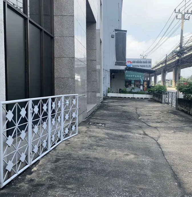 For RentRetail SpacePinklao, Charansanitwong : Rent a sales area in front of the building on Borommaratchachonnani Road 53 55