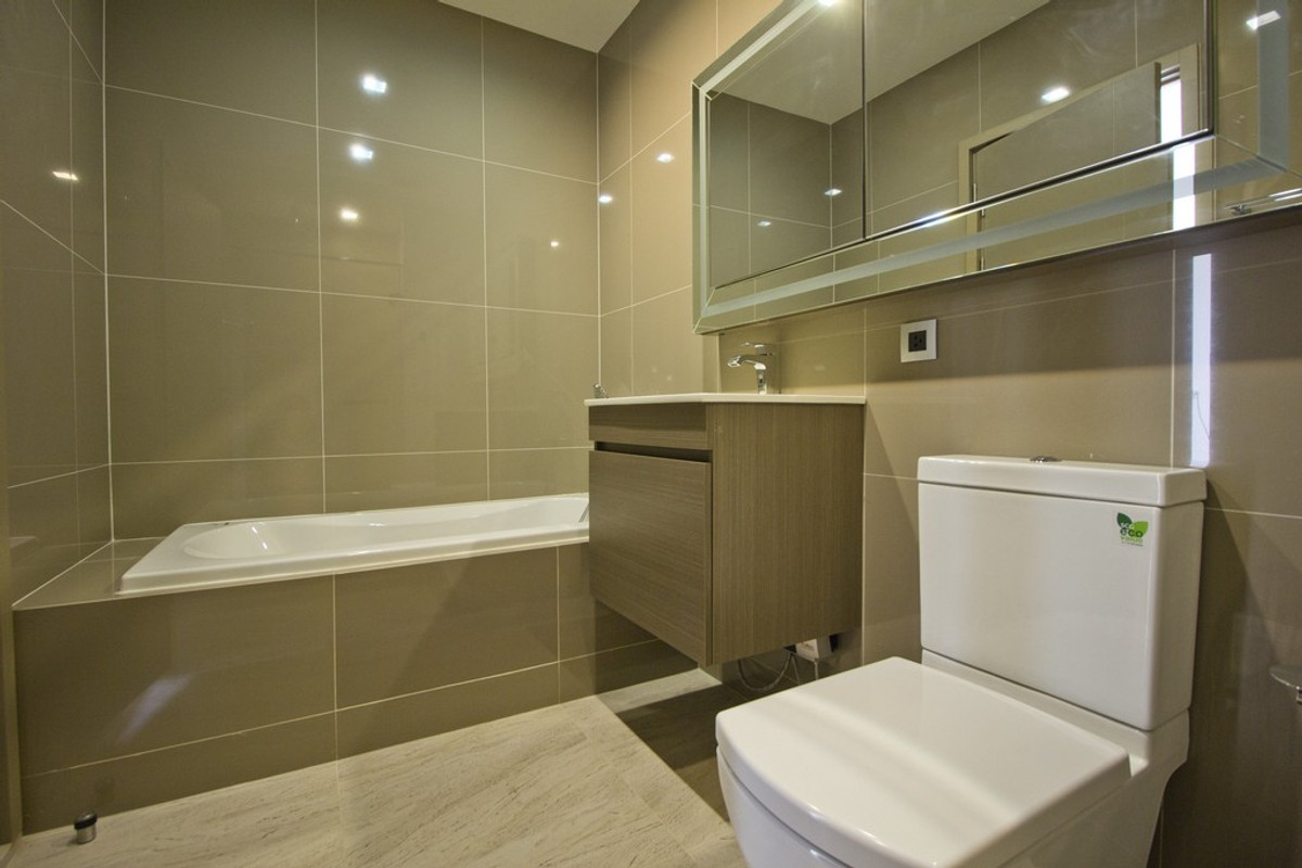 For RentCondoOnnut, Udomsuk : 🔥𝐅𝐨𝐫 𝐑𝐞𝐧𝐭! 𝐌𝐨𝐫𝐢 𝐇𝐚𝐮𝐬 2 Bedrooms 66.75 SQM, 3rd Floor, Pool View, Closed Kitchen with Bathtub🔥Only 𝟓𝟎,𝟎𝟎𝟎 Baht/Month!