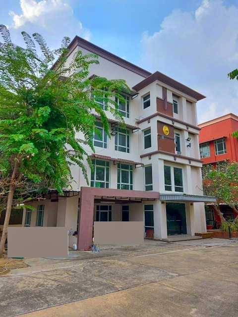 For RentHouseYothinpattana,CDC : MRT Fashion Iceland! For Rent office or House 400 sqm. 200 sq.wa 3Bed 9Toliet 6+ Parking Ramintra