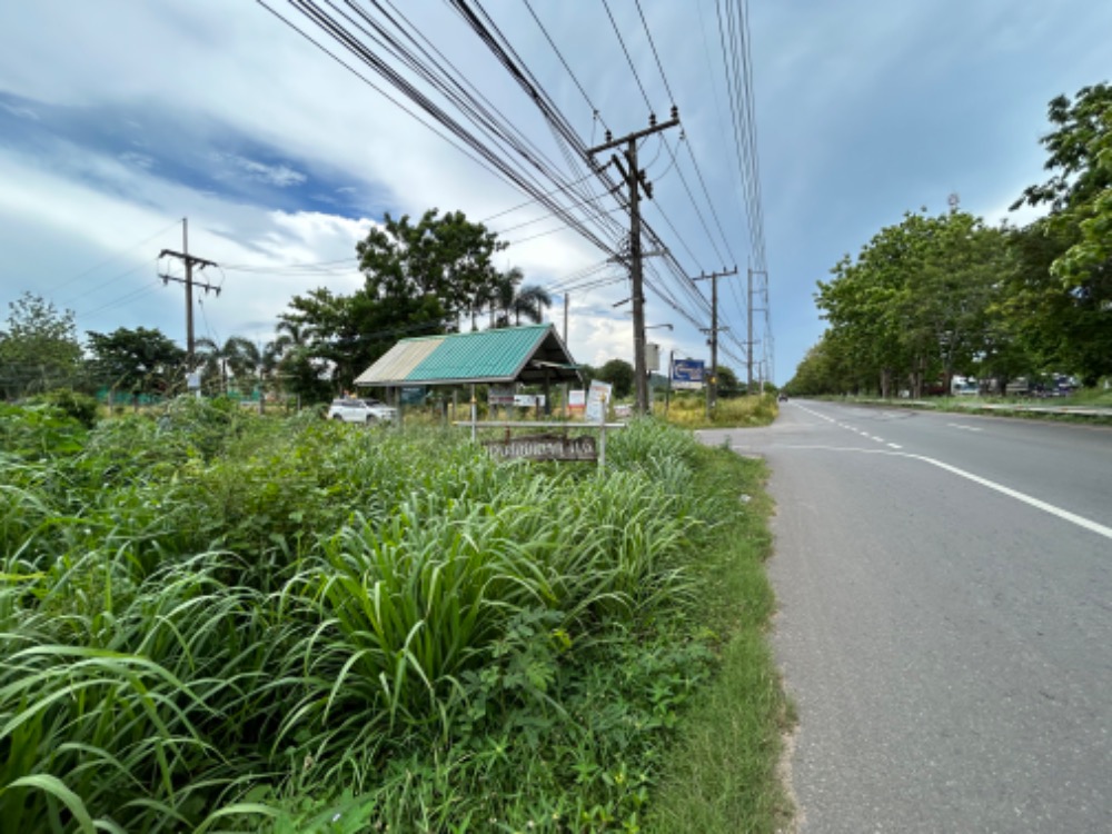 For SaleLandRayong : Land in Rayong Province, Phe Subdistrict, Mueang District, next to Sukhumvit Road, 27 rai 1 ngan 20. 4 sq m.