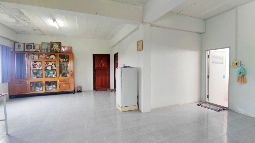 ขายที่ดินชัยนาท : ขาย ที่ดิน 198 ตร.วา พร้อมอาคารพักอาศัย 2.5 ชั้น ต.นางลือ ชัยนาท