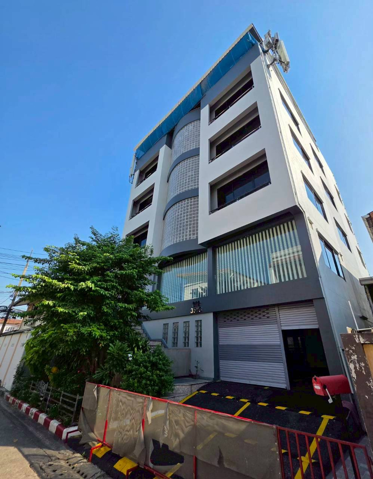 For SaleShop HouseLadprao101, Happy Land, The Mall Bang Kapi : For sale/rent, Ladprao building, 5 floors, 75 sq m, with parking space 77 sq m, size 15 cars, Soi Lat Phrao 101, intersection 48, through to Nawamin and along the expressway.