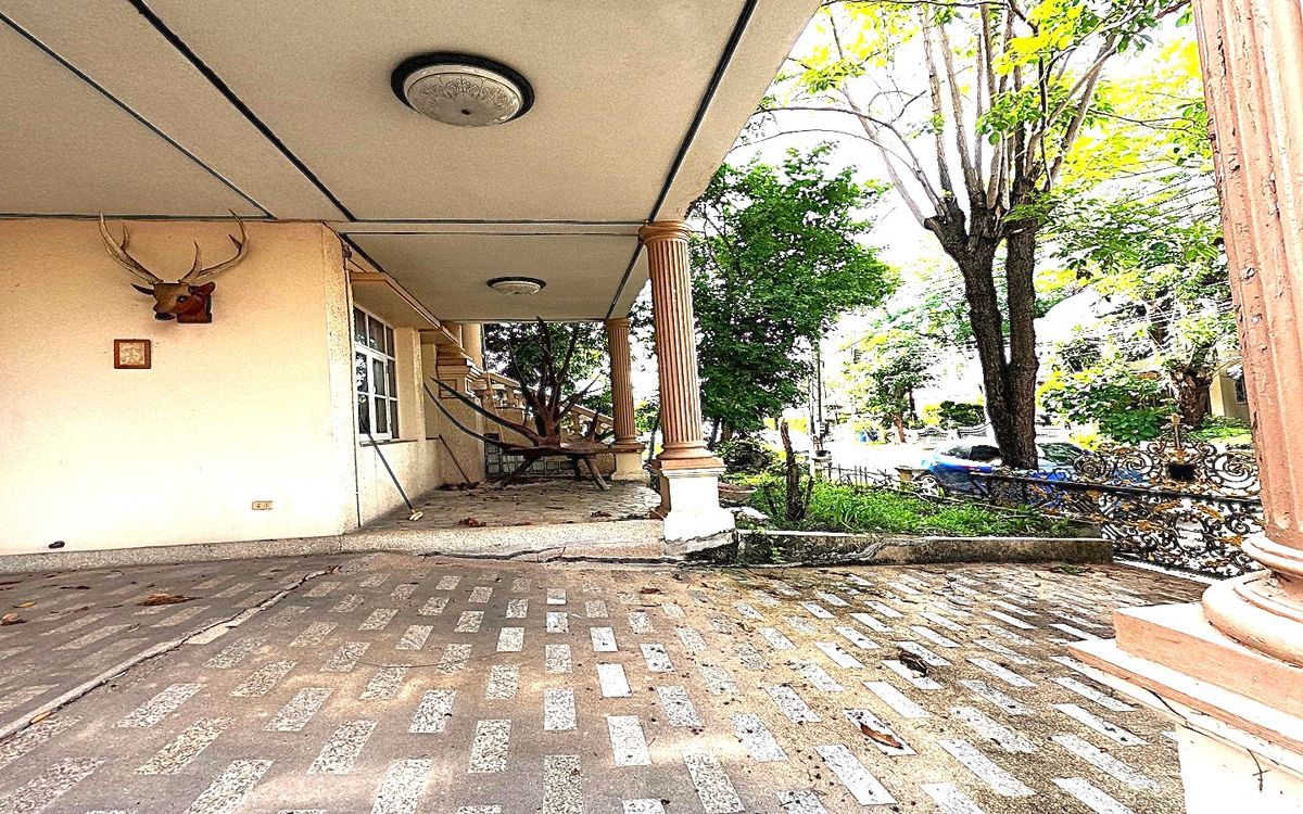 For SaleHouseRama 2, Bang Khun Thian : For sale or rent, single house, Chicha Country Club Village, Rama 2, 91.2 sq m. Decorated with good wood throughout the house, strong structure