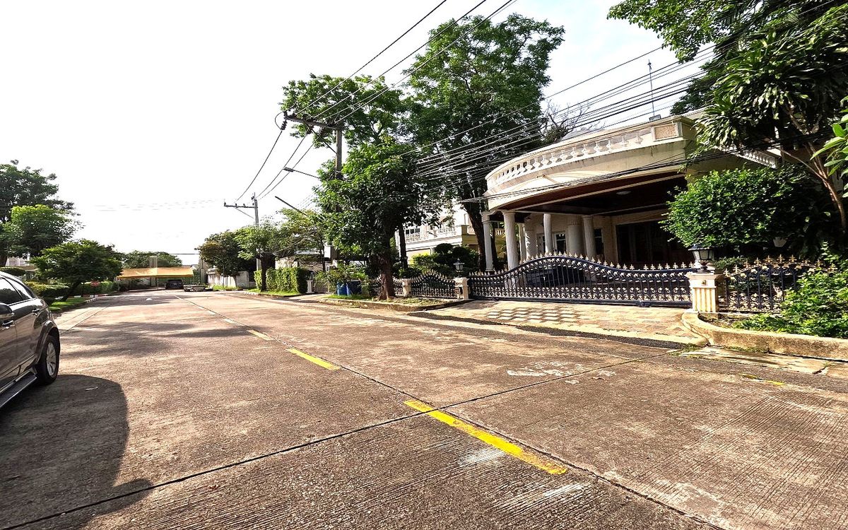 For SaleHouseRama 2, Bang Khun Thian : For sale or rent, single house, Chicha Country Club Village, Rama 2, 91.2 sq m. Decorated with good wood throughout the house, strong structure