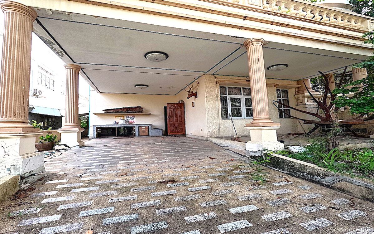 For SaleHouseRama 2, Bang Khun Thian : For sale or rent, single house, Chicha Country Club Village, Rama 2, 91.2 sq m. Decorated with good wood throughout the house, strong structure