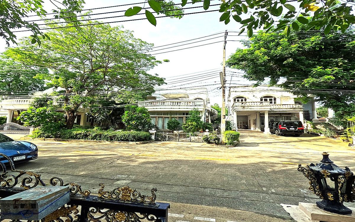 For SaleHouseRama 2, Bang Khun Thian : For sale or rent, single house, Chicha Country Club Village, Rama 2, 91.2 sq m. Decorated with good wood throughout the house, strong structure