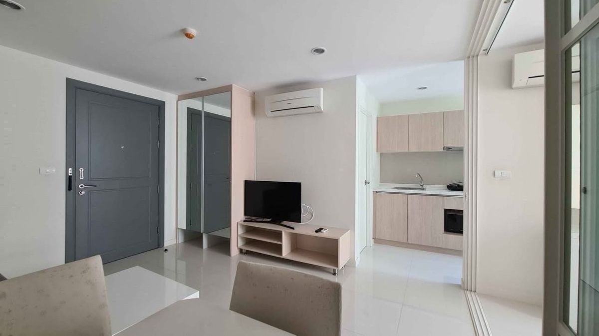 For RentCondoPattanakan, Srinakarin : Element Srinakarin, opposite Seacon, near Dusit Thani College, only 100 meters.