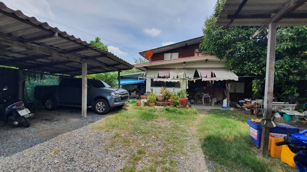 For SaleLandLadkrabang, Suwannaphum Airport : Land for sale, 154 square wa, plus a house, Soi Chaloem Phrakiat Rama 9, Soi 14, intersection 1, beautiful corner plot of land. Suitable for building houses, offices, apartments