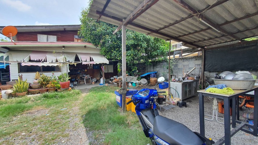 For SaleLandLadkrabang, Suwannaphum Airport : Land for sale, 154 square wa, plus a house, Soi Chaloem Phrakiat Rama 9, Soi 14, intersection 1, beautiful corner plot of land. Suitable for building houses, offices, apartments