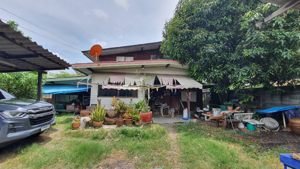 For SaleLandLadkrabang, Suwannaphum Airport : Land for sale, 154 square wa, plus a house, Soi Chaloem Phrakiat Rama 9, Soi 14, intersection 1, beautiful corner plot of land. Suitable for building houses, offices, apartments