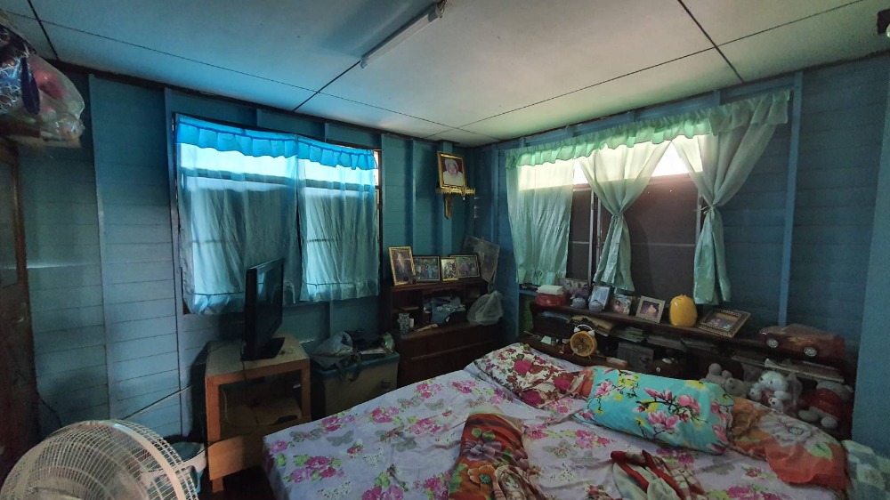 For SaleLandLadkrabang, Suwannaphum Airport : Land for sale, 154 square wa, plus a house, Soi Chaloem Phrakiat Rama 9, Soi 14, intersection 1, beautiful corner plot of land. Suitable for building houses, offices, apartments