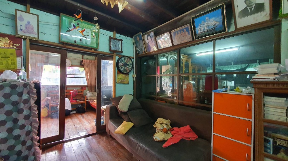 For SaleLandLadkrabang, Suwannaphum Airport : Land for sale, 154 square wa, plus a house, Soi Chaloem Phrakiat Rama 9, Soi 14, intersection 1, beautiful corner plot of land. Suitable for building houses, offices, apartments