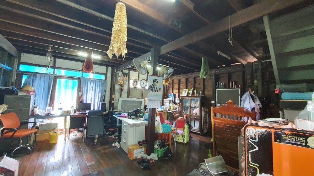 For SaleLandLadkrabang, Suwannaphum Airport : Land for sale, 154 square wa, plus a house, Soi Chaloem Phrakiat Rama 9, Soi 14, intersection 1, beautiful corner plot of land. Suitable for building houses, offices, apartments