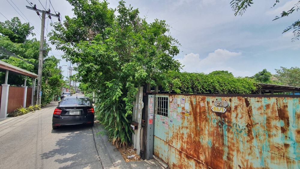 For SaleLandLadkrabang, Suwannaphum Airport : Land for sale, 154 square wa, plus a house, Soi Chaloem Phrakiat Rama 9, Soi 14, intersection 1, beautiful corner plot of land. Suitable for building houses, offices, apartments