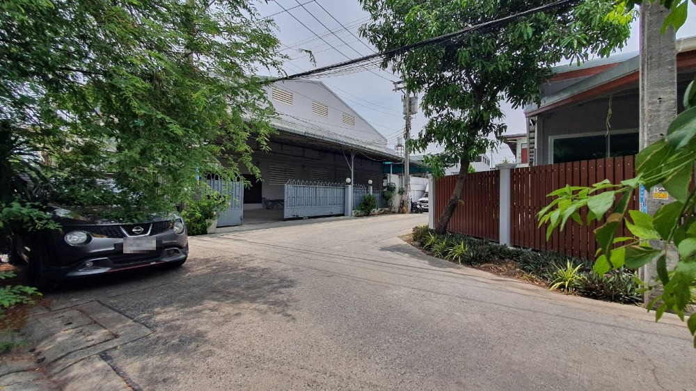 For SaleLandLadkrabang, Suwannaphum Airport : Land for sale, 154 square wa, plus a house, Soi Chaloem Phrakiat Rama 9, Soi 14, intersection 1, beautiful corner plot of land. Suitable for building houses, offices, apartments