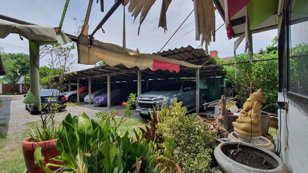 For SaleLandLadkrabang, Suwannaphum Airport : Land for sale, 154 square wa, plus a house, Soi Chaloem Phrakiat Rama 9, Soi 14, intersection 1, beautiful corner plot of land. Suitable for building houses, offices, apartments