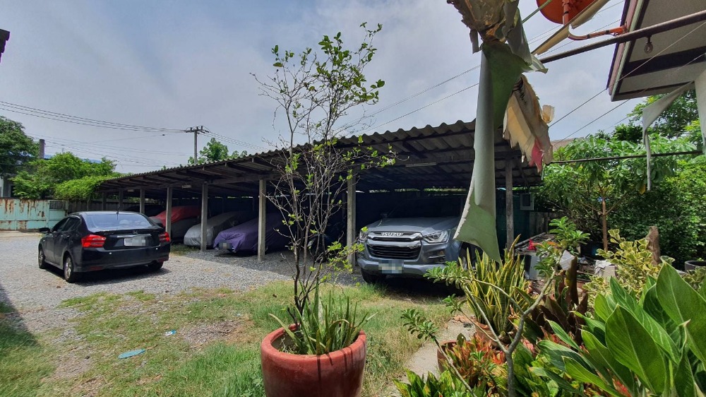 For SaleLandLadkrabang, Suwannaphum Airport : Land for sale, 154 square wa, plus a house, Soi Chaloem Phrakiat Rama 9, Soi 14, intersection 1, beautiful corner plot of land. Suitable for building houses, offices, apartments