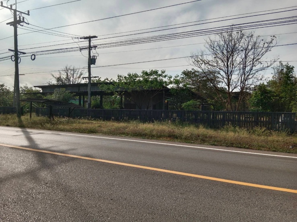 ขายที่ดินลำปาง : ขายที่ดินนาแก้ว เกาะคา ลำปาง ติดทางหลวง 1274  พื้นที่ 3 ไร่  ไร่ละ 750,000 บาท   ถนนขยาย 4 เลน  