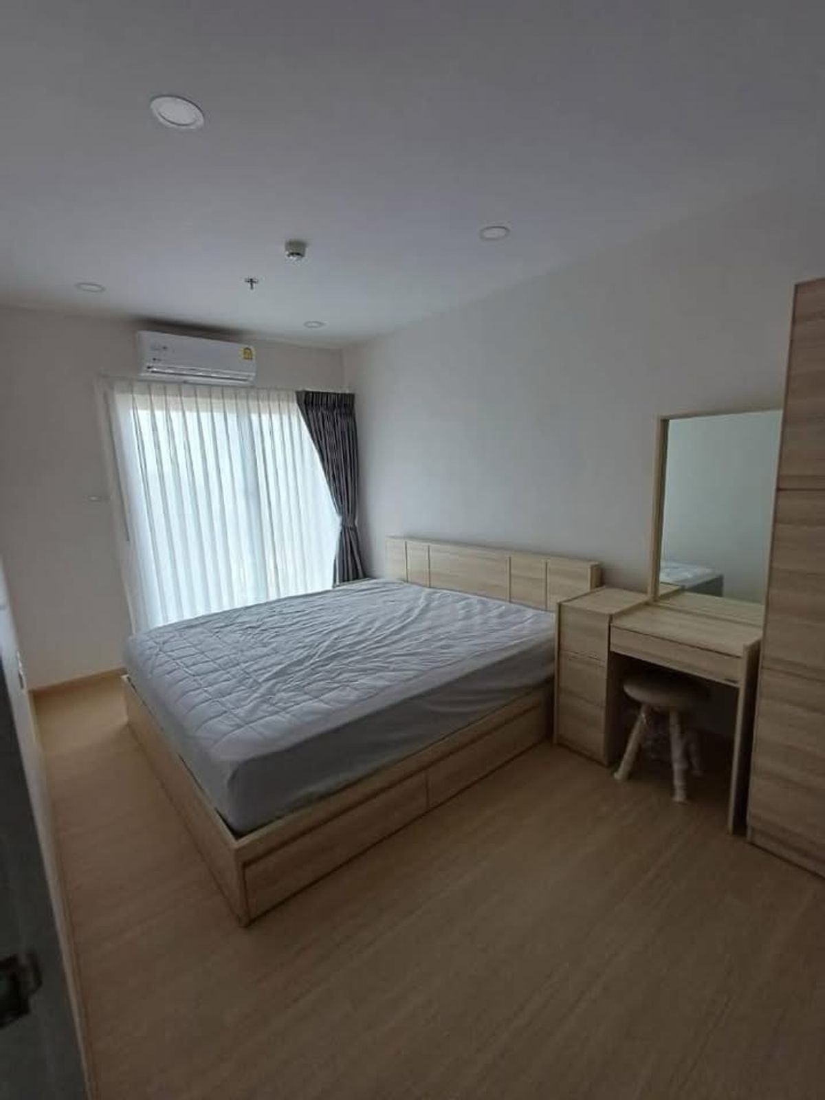 For RentCondoRamkhamhaeng, Hua Mak : Property code SVR23140 for rent Supalai Veranda Ramkhamhaeng, room size 43 sq m, Building B, 30th floor, stadium view, complete furniture and electrical appliances, ready to move in.