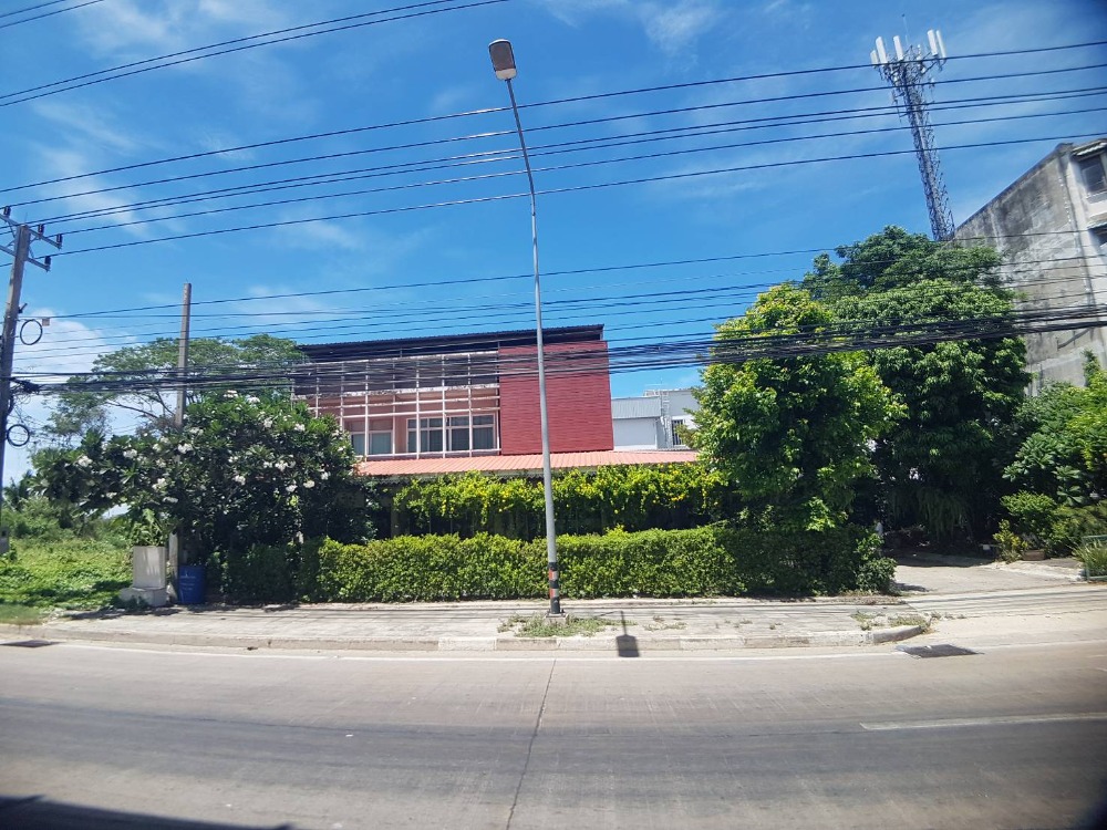 For SaleLandNakhon Pathom : Land for sale with a 2-storey building and a warehouse in Nakhon Chai Si, Nakhon Pathom Province, close to Central Nakhon Pathom Department Store.