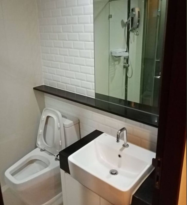 ขายคอนโดราชเทวี พญาไท : Wish Signature 70 sq.m. 2 Bed 2 Bath 12,299,000 B Eng 中 日 Please add LINE ID @806qphgn o8415o5483