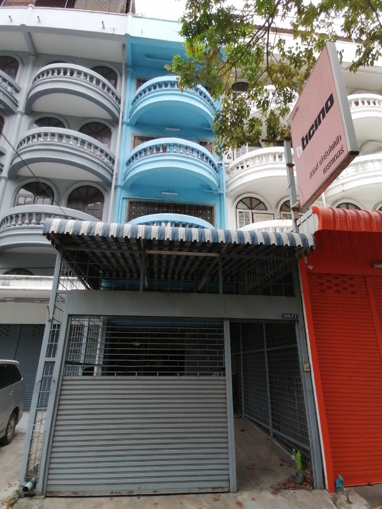For SaleShop HouseBangna, Bearing, Lasalle : Selling a 4-storey commercial building (with a mezzanine floor), 24 square meters, 2 bedrooms, 3 bathrooms, 1 multipurpose room, width 4 m., next to Si Bearing Station. Srinakarin Road