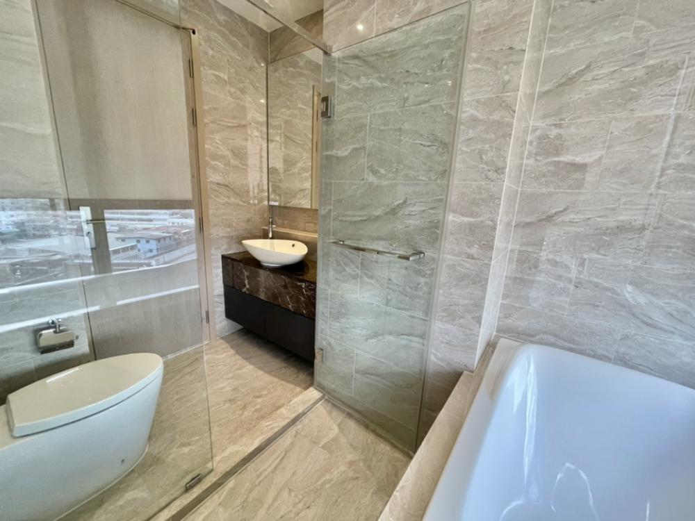 For RentCondoRama9, Petchburi, RCA : Rent Ashton Asoke-Rama 9, new room, beautiful decoration, MUJI 2 bedrooms, 2 bathrooms, comes with washing machines/baking