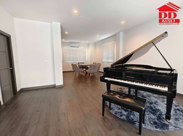 For RentHouseSukhumvit, Asoke, Thonglor : 3-storey detached house for rent, Sukhumvit 65, near Bts Ekkamai.