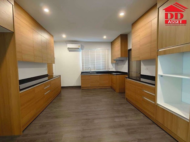 For RentHouseSukhumvit, Asoke, Thonglor : 3-storey detached house for rent, Sukhumvit 65, near Bts Ekkamai.