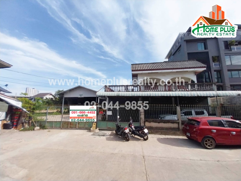 For SaleLandPinklao, Charansanitwong : Land with 2 detached houses, Soi Chaiyaphruek 18, Chaiyaphruek Road (near Central Pinklao), good location, worth investing, area 823 square wah