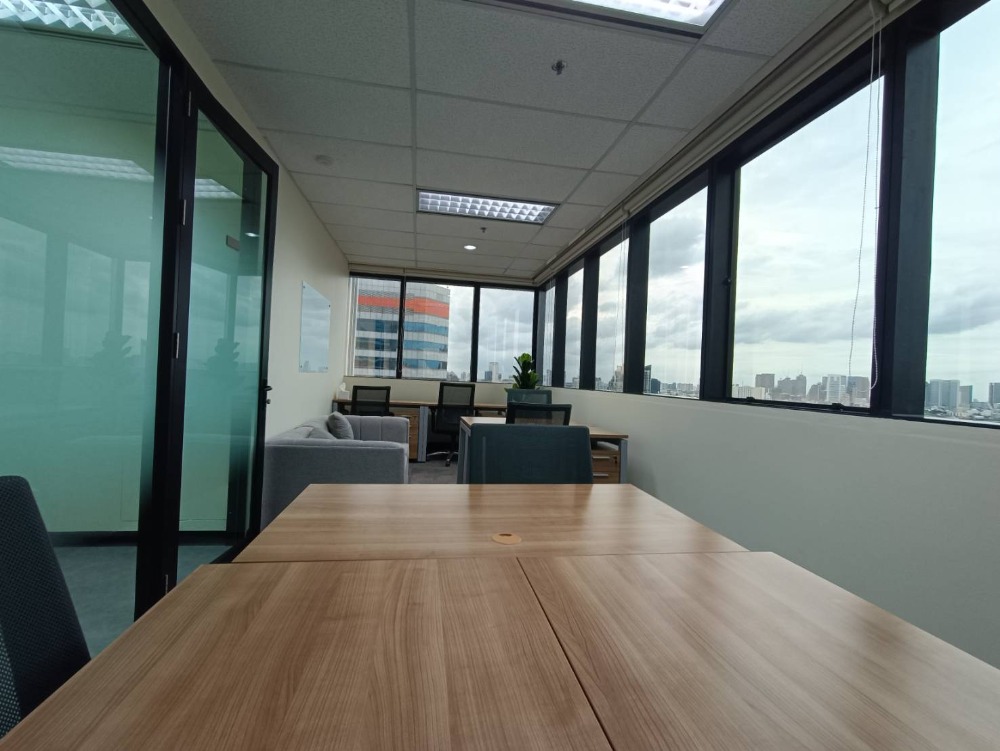 ให้เช่าสำนักงานรัชดา ห้วยขวาง : ให้เช่า เซอร์วิส ออฟฟิศ Serviced Office พื้นที่สำนักงาน ตกแต่งสวย พร้อมเข้าอยู่ อาคาร เมืองไทยภัทร คอมเพล็กซ์ ( Muang Thai - Phatra Complex Office Building ) 7 Workstations ราคาเช่า 49,590 บาท/เดือน ใกล้รถไฟฟ้าใต้ดิน MRT