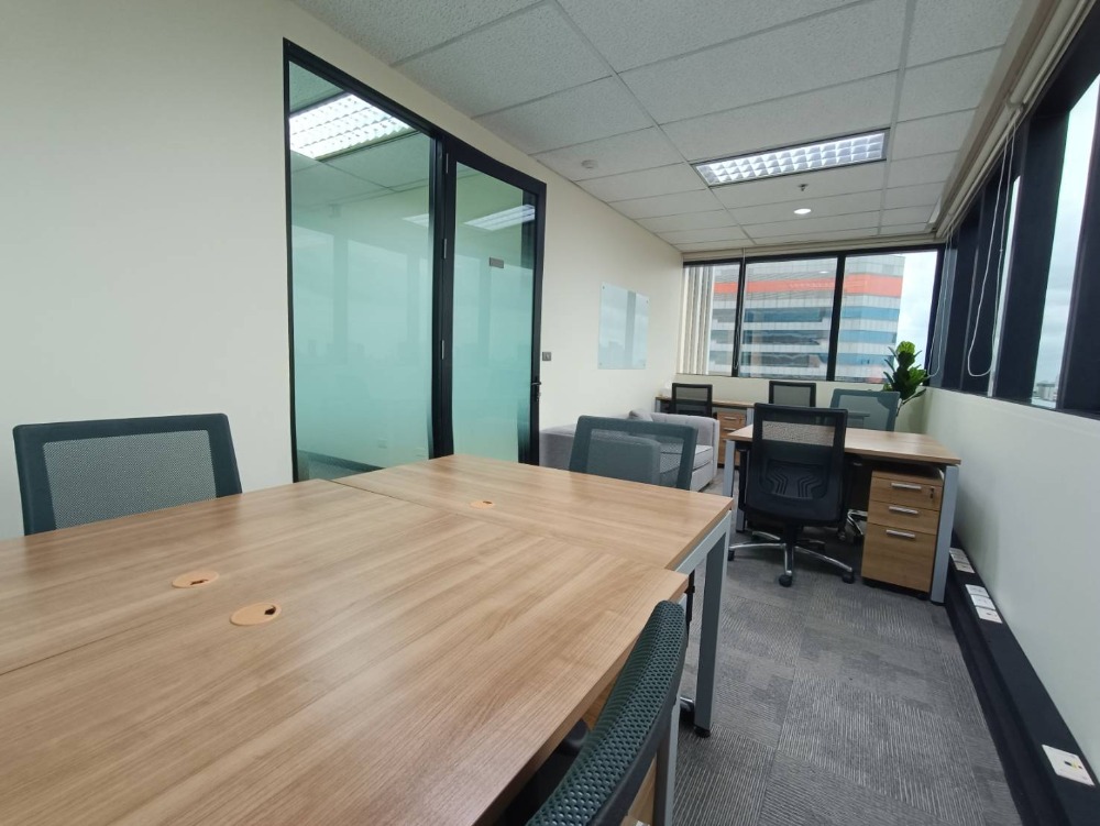 ให้เช่าสำนักงานรัชดา ห้วยขวาง : ให้เช่า เซอร์วิส ออฟฟิศ Serviced Office พื้นที่สำนักงาน ตกแต่งสวย พร้อมเข้าอยู่ อาคาร เมืองไทยภัทร คอมเพล็กซ์ ( Muang Thai - Phatra Complex Office Building ) 7 Workstations ราคาเช่า 49,590 บาท/เดือน ใกล้รถไฟฟ้าใต้ดิน MRT