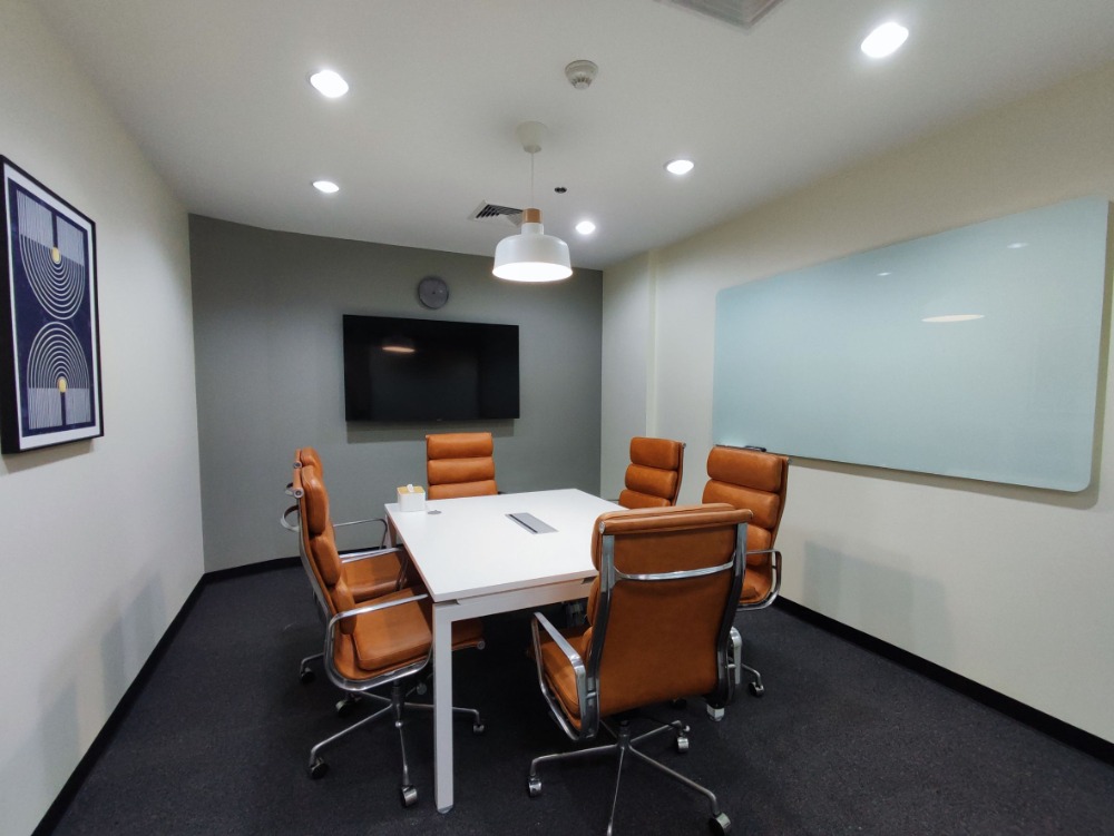 ให้เช่าสำนักงานรัชดา ห้วยขวาง : ให้เช่า เซอร์วิส ออฟฟิศ Serviced Office พื้นที่สำนักงาน ตกแต่งสวย พร้อมเข้าอยู่ อาคาร เมืองไทยภัทร คอมเพล็กซ์ ( Muang Thai - Phatra Complex Office Building ) 7 Workstations ราคาเช่า 49,590 บาท/เดือน ใกล้รถไฟฟ้าใต้ดิน MRT