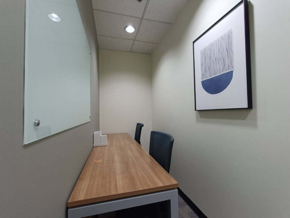 ให้เช่าสำนักงานรัชดา ห้วยขวาง : ให้เช่า เซอร์วิส ออฟฟิศ Serviced Office พื้นที่สำนักงาน ตกแต่งสวย พร้อมเข้าอยู่ อาคาร เมืองไทยภัทร คอมเพล็กซ์ ( Muang Thai - Phatra Complex Office Building ) 2 Workstations ราคาเช่า 9,890 บาท/เดือน ใกล้รถไฟฟ้าใต้ดิน MRT