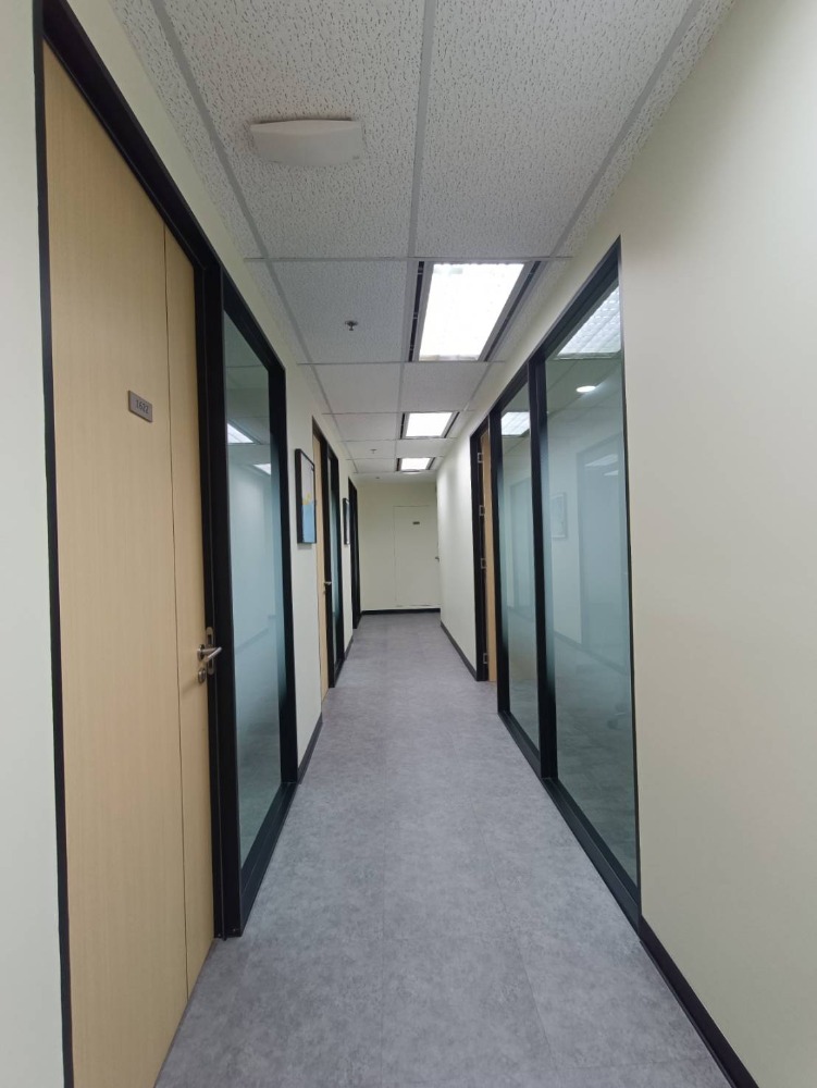 ให้เช่าสำนักงานรัชดา ห้วยขวาง : ให้เช่า เซอร์วิส ออฟฟิศ Serviced Office พื้นที่สำนักงาน ตกแต่งสวย พร้อมเข้าอยู่ อาคาร เมืองไทยภัทร คอมเพล็กซ์ ( Muang Thai - Phatra Complex Office Building ) 2 Workstations ราคาเช่า 9,890 บาท/เดือน ใกล้รถไฟฟ้าใต้ดิน MRT