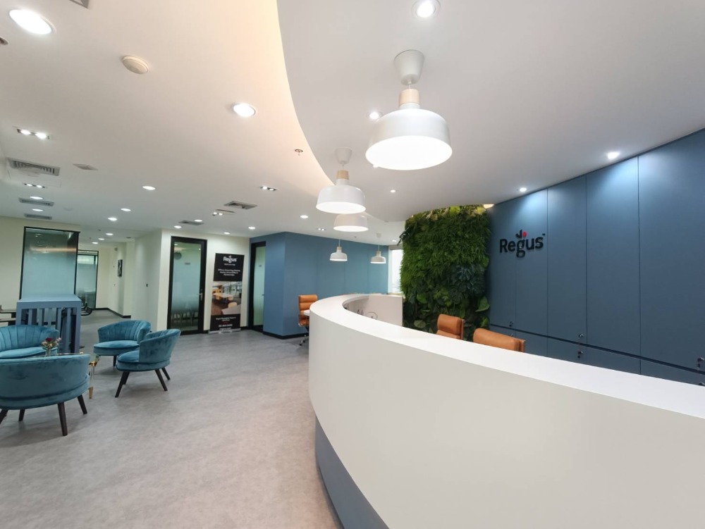 ให้เช่าสำนักงานรัชดา ห้วยขวาง : ให้เช่า เซอร์วิส ออฟฟิศ Serviced Office พื้นที่สำนักงาน ตกแต่งสวย พร้อมเข้าอยู่ อาคาร เมืองไทยภัทร คอมเพล็กซ์ ( Muang Thai - Phatra Complex Office Building ) 2 Workstations ราคาเช่า 9,890 บาท/เดือน ใกล้รถไฟฟ้าใต้ดิน MRT