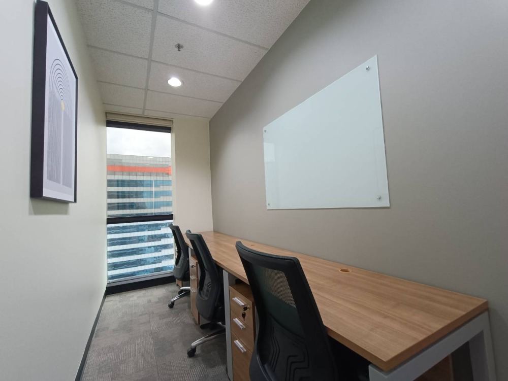 ให้เช่าสำนักงานรัชดา ห้วยขวาง : ให้เช่า เซอร์วิส ออฟฟิศ Serviced Office พื้นที่สำนักงาน ตกแต่งสวย พร้อมเข้าอยู่ อาคาร เมืองไทยภัทร คอมเพล็กซ์ ( Muang Thai - Phatra Complex Office Building ) 3 Workstations ราคาเช่า 14,990 บาท/เดือน ใกล้รถไฟฟ้าใต้ดิน MRT