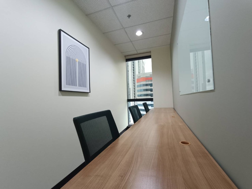 ให้เช่าสำนักงานรัชดา ห้วยขวาง : ให้เช่า เซอร์วิส ออฟฟิศ Serviced Office พื้นที่สำนักงาน ตกแต่งสวย พร้อมเข้าอยู่ อาคาร เมืองไทยภัทร คอมเพล็กซ์ ( Muang Thai - Phatra Complex Office Building ) 3 Workstations ราคาเช่า 14,990 บาท/เดือน ใกล้รถไฟฟ้าใต้ดิน MRT