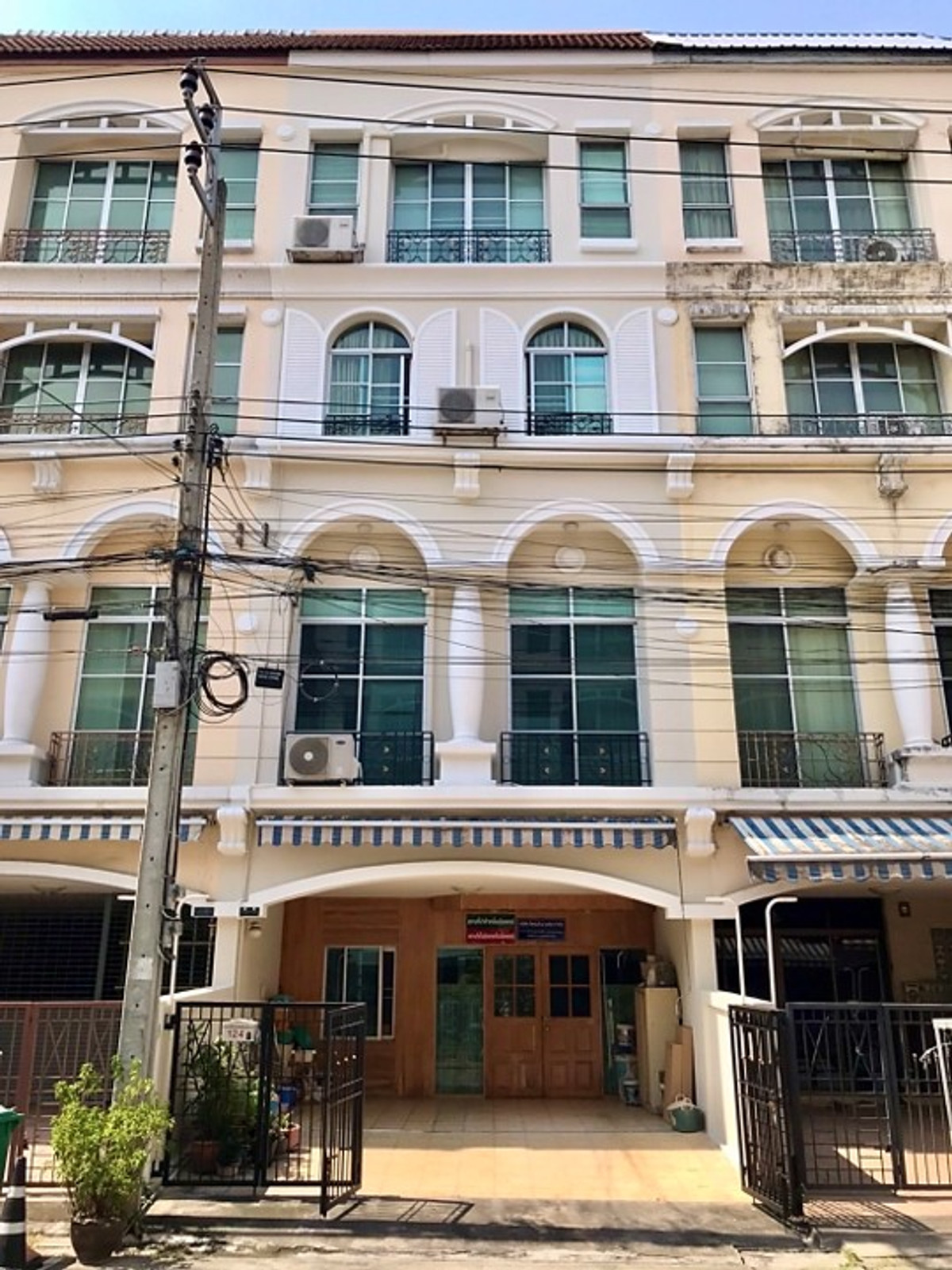 For RentHome OfficeLadprao, Central Ladprao : Home office for rent Ratchada Lat Phrao Townhouse for rent, Baan Klang Muang Ratchada Lat Phrao Home office near MRT Lat Phrao, 4 floors, good location, in front of the garden