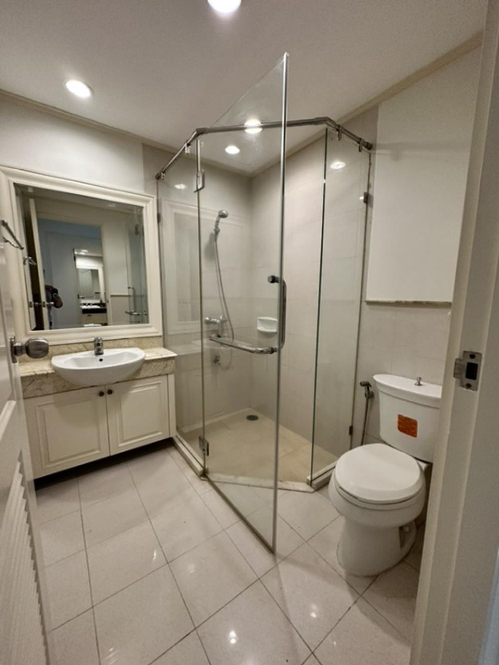 ขายคอนโดสุขุมวิท อโศก ทองหล่อ : ขายห้องพร้อมผู้เช่า ขายด่วนห้องเพิ่ง renovate ใหม่ ห้องมุม ไม่ร้อน ได้แสงธรรมชาติ เงียบสงบ ปลอดภัย เพื่อนบ้านดี เพียง 350 เมตรจากรถไฟฟ้าทองหล่อ