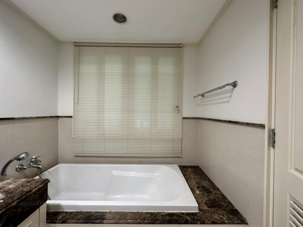 ขายคอนโดสุขุมวิท อโศก ทองหล่อ : ขายห้องพร้อมผู้เช่า ขายด่วนห้องเพิ่ง renovate ใหม่ ห้องมุม ไม่ร้อน ได้แสงธรรมชาติ เงียบสงบ ปลอดภัย เพื่อนบ้านดี เพียง 350 เมตรจากรถไฟฟ้าทองหล่อ