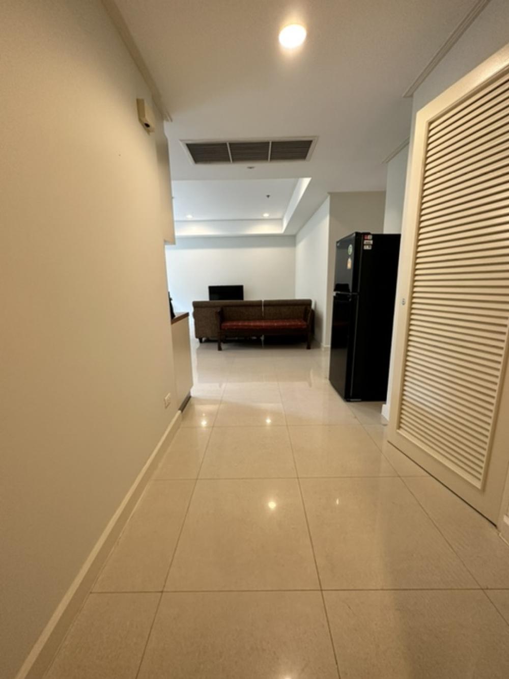 ขายคอนโดสุขุมวิท อโศก ทองหล่อ : ขายห้องพร้อมผู้เช่า ขายด่วนห้องเพิ่ง renovate ใหม่ ห้องมุม ไม่ร้อน ได้แสงธรรมชาติ เงียบสงบ ปลอดภัย เพื่อนบ้านดี เพียง 350 เมตรจากรถไฟฟ้าทองหล่อ