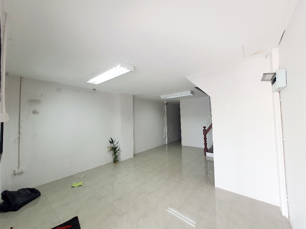 For SaleTownhomeBangna, Bearing, Lasalle : For sale townhouse/small home office on Bangna-Trad Rd. 3Rooms 2Bathrms, near International Schools and Malls15 Mins. to Suvarnabhumi International Airport, 5 Mins. To Eastern Ring Road (to EEC)
