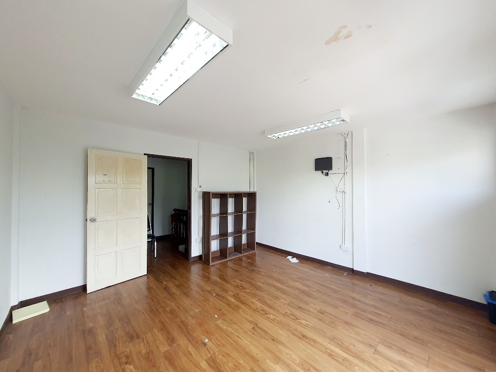 For SaleTownhomeBangna, Bearing, Lasalle : For sale townhouse/small home office on Bangna-Trad Rd. 3Rooms 2Bathrms, near International Schools and Malls15 Mins. to Suvarnabhumi International Airport, 5 Mins. To Eastern Ring Road (to EEC)